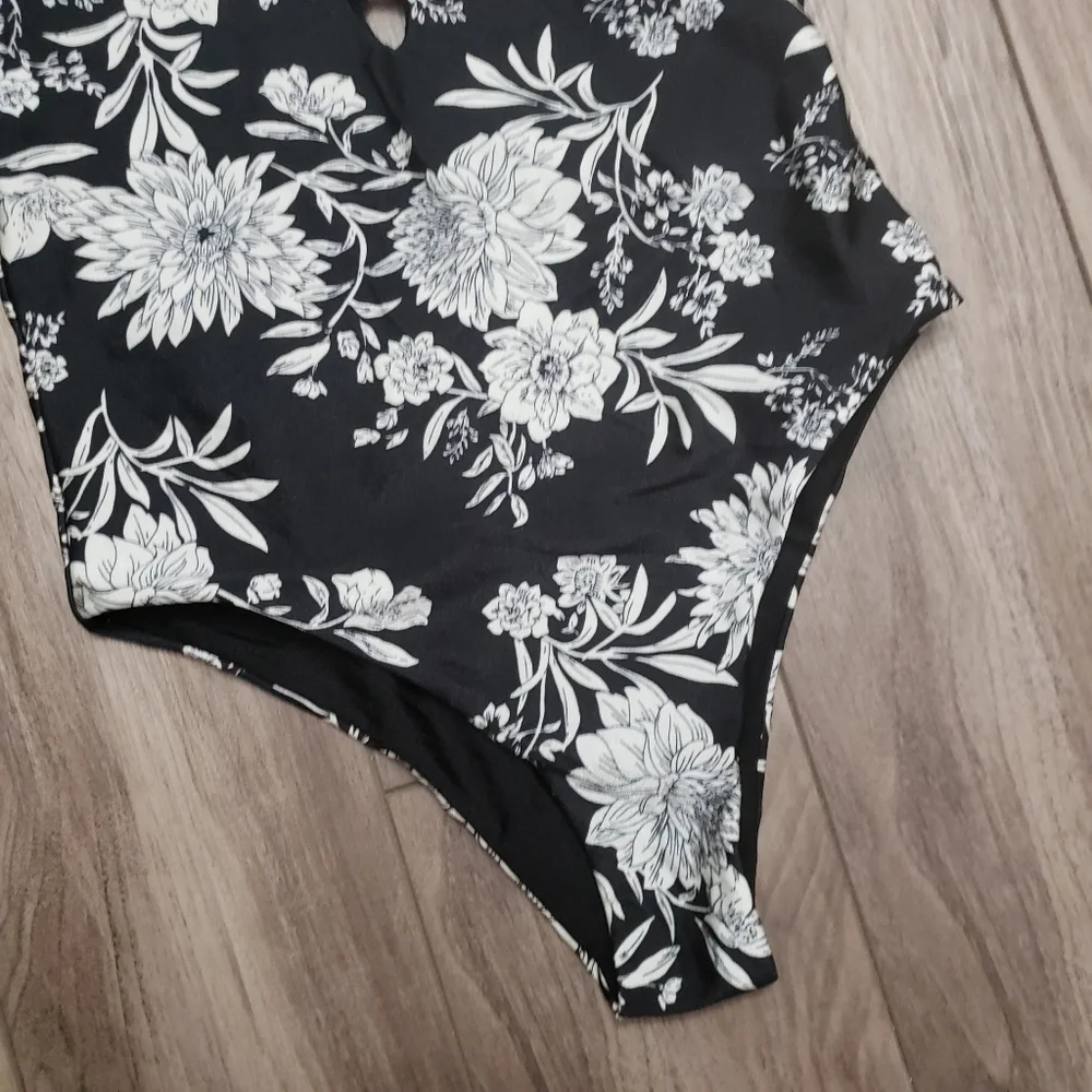 NWT Amuse Society Medium Elliot Floral Strappy One Piece Sexy Swimsuit